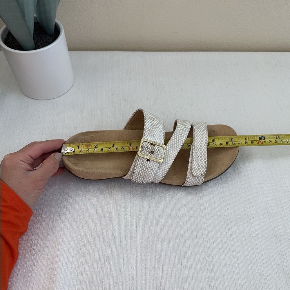 Vionic Skylar White Leather Snake Skin Texture Buckle Orthotic Sandals Womens 9* - Picture 10 of 15